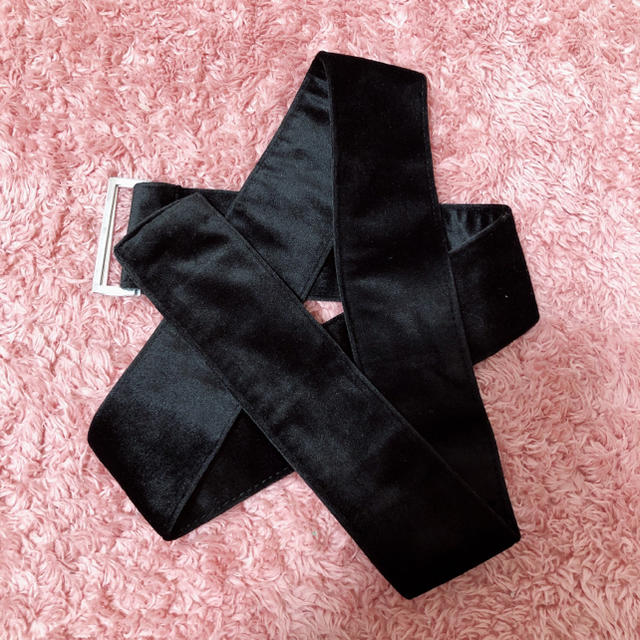 GU(ジーユー)のブラック ベルト付き ベロア素材 ワイドパンツ レディースのパンツ(カジュアルパンツ)の商品写真