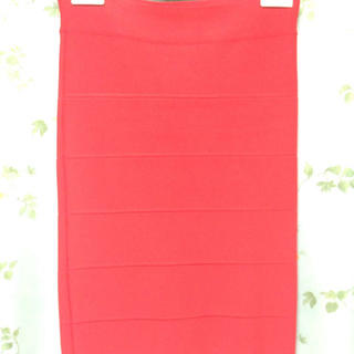 ビーシービージーマックスアズリア(BCBGMAXAZRIA)のBCBG赤スカート(ひざ丈スカート)