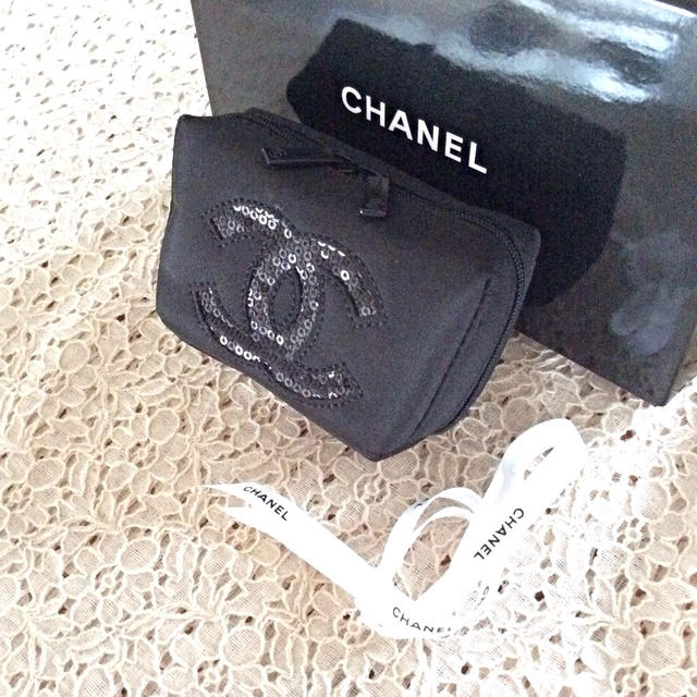 CHANEL(シャネル)のCHANEL♡コスメポーチ新品 レディースのファッション小物(ポーチ)の商品写真