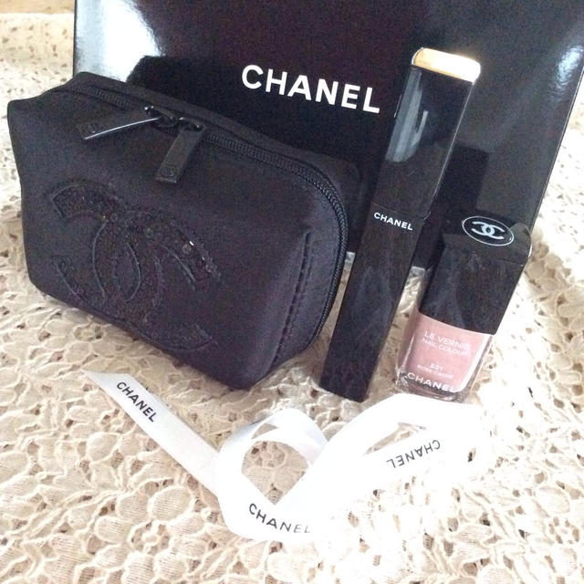 CHANEL(シャネル)のCHANEL♡コスメポーチ新品 レディースのファッション小物(ポーチ)の商品写真