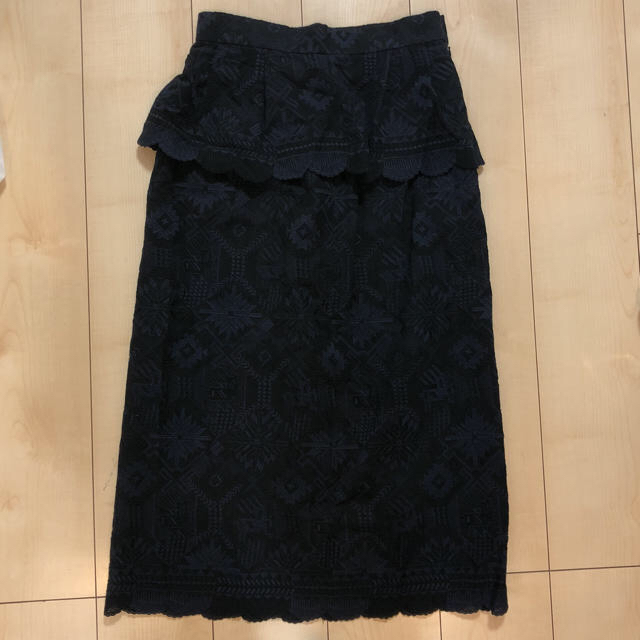ロイスクレヨン  刺繍ペプラムスカート