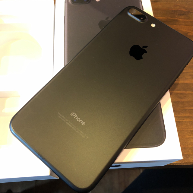 Apple(アップル)の限定値引！iPhone 7 Plus Black 128 GB Softbank スマホ/家電/カメラのスマートフォン/携帯電話(スマートフォン本体)の商品写真