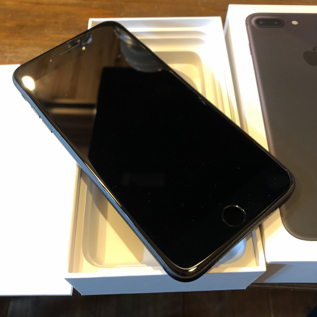 Apple(アップル)の限定値引！iPhone 7 Plus Black 128 GB Softbank スマホ/家電/カメラのスマートフォン/携帯電話(スマートフォン本体)の商品写真