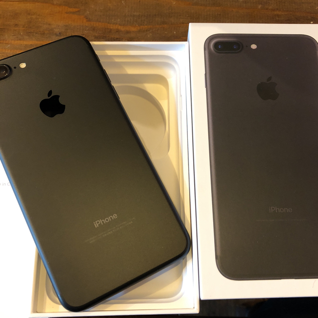 Apple(アップル)の限定値引！iPhone 7 Plus Black 128 GB Softbank スマホ/家電/カメラのスマートフォン/携帯電話(スマートフォン本体)の商品写真