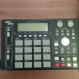 akai  MPC1000(MIDIコントローラー)