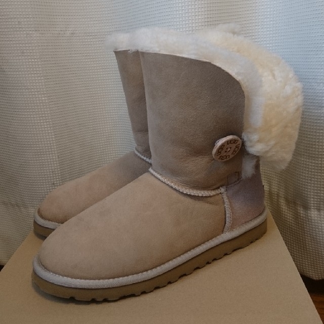 UGG ベイリーボタン サンド us7