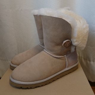 アグ(UGG)のUGG ベイリーボタン サンド us7(ブーツ)