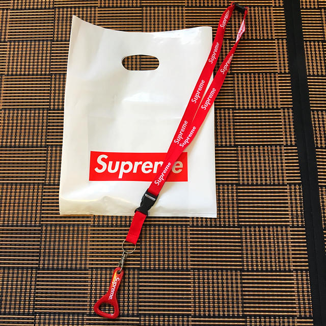 Supreme(シュプリーム)のsupreme ネックストラップ 栓抜き  メンズのファッション小物(その他)の商品写真