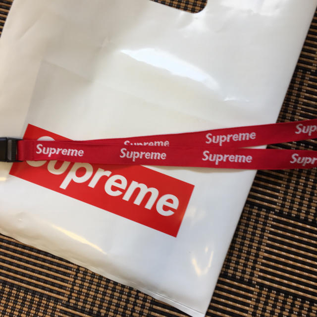 Supreme(シュプリーム)のsupreme ネックストラップ 栓抜き  メンズのファッション小物(その他)の商品写真