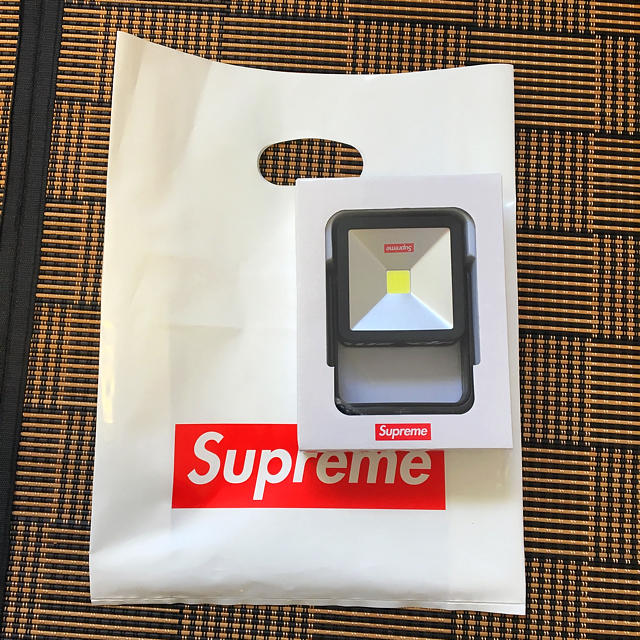 Supreme(シュプリーム)のsupreme Magnetic Kickstand Light 黒 メンズのメンズ その他(その他)の商品写真