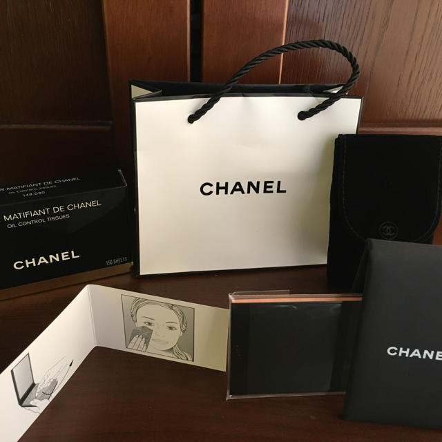 CHANEL(シャネル)のCHANEL コンパクトミラー付あぶらとり紙（未使用） コスメ/美容のコスメ/美容 その他(その他)の商品写真