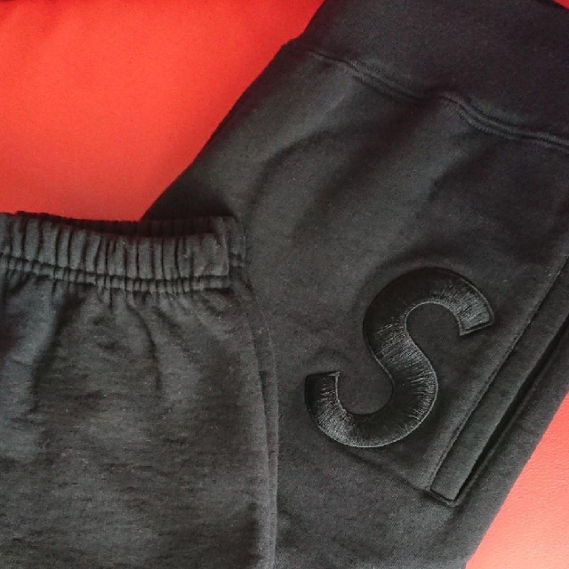 Supreme(シュプリーム)のSupreme   Tonal S Logo Sweatpant   Black メンズのパンツ(その他)の商品写真