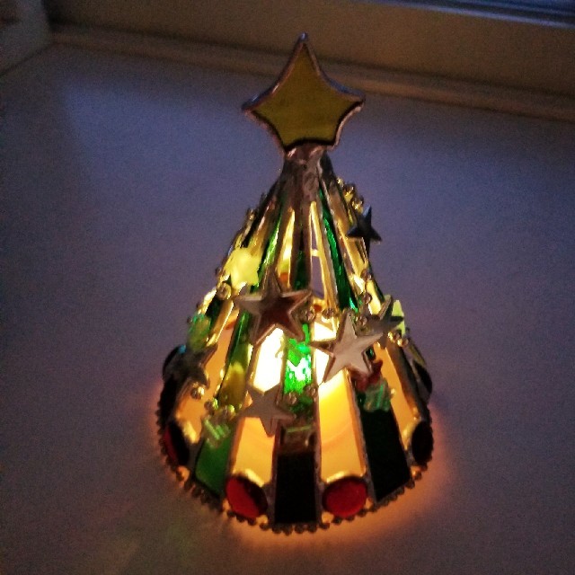 ステンドグラス　星を散りばめた　クリスマスツリーのランプ(中サイズ) インテリア/住まい/日用品のライト/照明/LED(テーブルスタンド)の商品写真