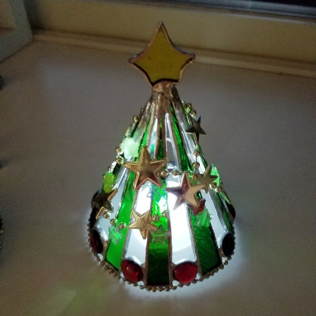 ステンドグラス　星を散りばめた　クリスマスツリーのランプ(中サイズ) インテリア/住まい/日用品のライト/照明/LED(テーブルスタンド)の商品写真