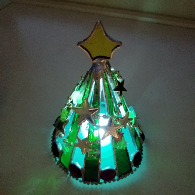 ステンドグラス　星を散りばめた　クリスマスツリーのランプ(中サイズ) インテリア/住まい/日用品のライト/照明/LED(テーブルスタンド)の商品写真