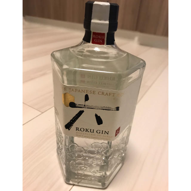 サントリー(サントリー)の[未開栓・新品]ROKU GIN ジャパニーズクラフトジン サントリー 食品/飲料/酒の酒(蒸留酒/スピリッツ)の商品写真