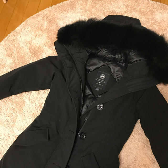 CANADA GOOSE(カナダグース)のカナダグース iena ブラックワッペン 美品 レディースのジャケット/アウター(ダウンジャケット)の商品写真