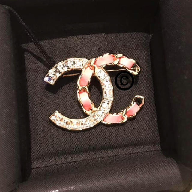 CHANEL(シャネル)の新品♡未開封 ギフト仕様 CHANEL ブローチ レディースのアクセサリー(ブローチ/コサージュ)の商品写真