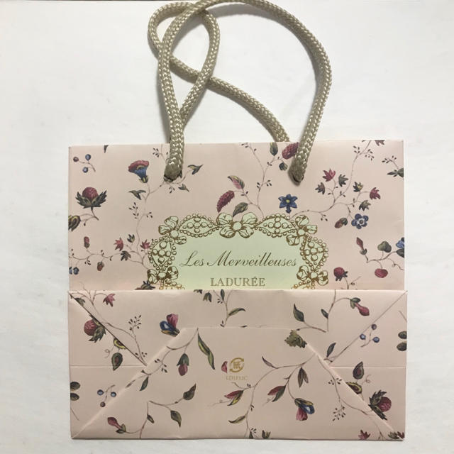 LADUREE(ラデュレ)のLADUREE 紙袋と試供品  コスメ/美容のキット/セット(サンプル/トライアルキット)の商品写真