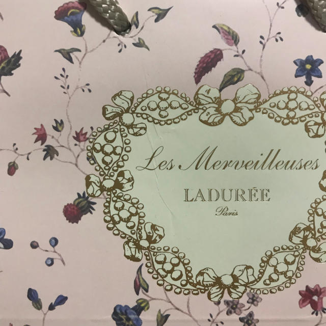 LADUREE(ラデュレ)のLADUREE 紙袋と試供品  コスメ/美容のキット/セット(サンプル/トライアルキット)の商品写真