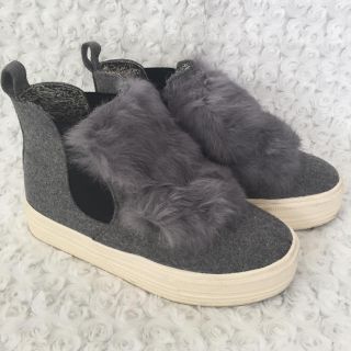 ザラ(ZARA)のファー グレー厚底スニーカー(スニーカー)