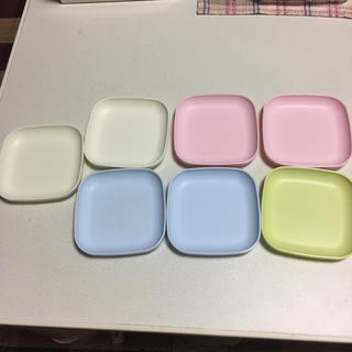 タッパーウェア プラスチックのお皿7枚(プレート/茶碗)