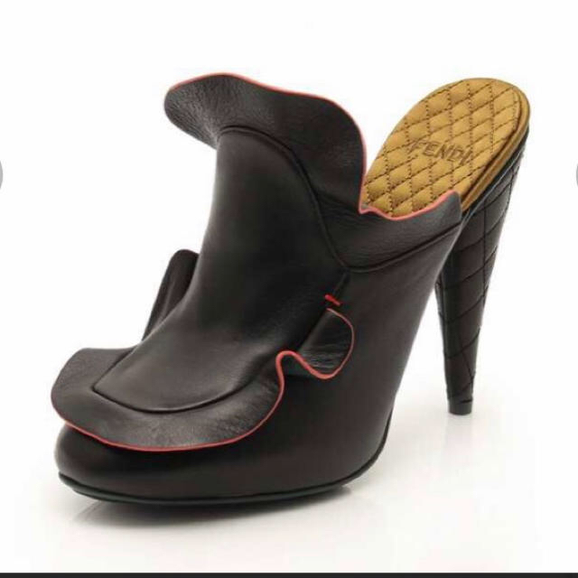FENDI(フェンディ)の新品週末セールFENDIミュールフリルトリム黒フェンディヒール定価13万 レディースの靴/シューズ(ミュール)の商品写真