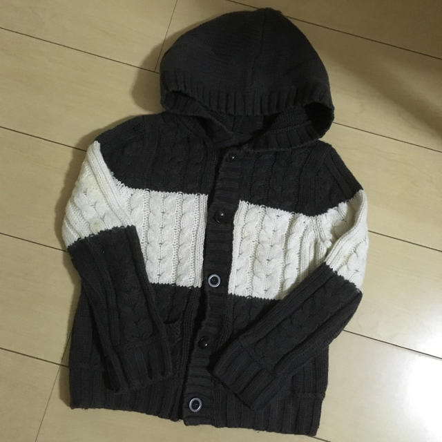 GAP(ギャップ)の男の子110本物BABY　GAPの白グレーのニットカーディガン　中古   キッズ/ベビー/マタニティのキッズ服男の子用(90cm~)(カーディガン)の商品写真