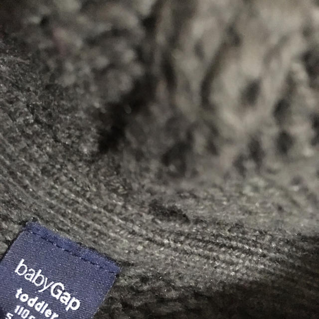 GAP(ギャップ)の男の子110本物BABY　GAPの白グレーのニットカーディガン　中古   キッズ/ベビー/マタニティのキッズ服男の子用(90cm~)(カーディガン)の商品写真