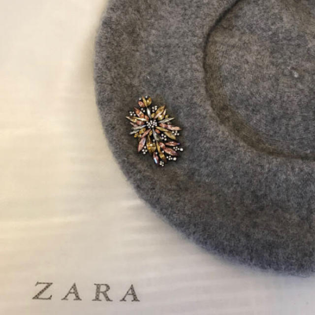 ZARA(ザラ)のZARAブローチ付きベレー帽  レディースの帽子(ハンチング/ベレー帽)の商品写真