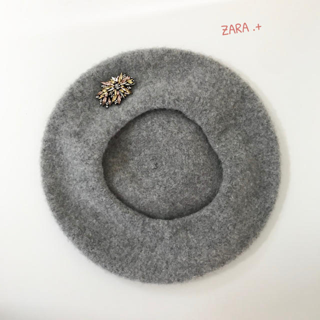 ZARA(ザラ)のZARAブローチ付きベレー帽  レディースの帽子(ハンチング/ベレー帽)の商品写真