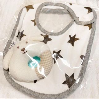 ベベ(BeBe)の【新品 未使用】BeBe べべ ベビー用 スタイ ラトル ガラガラ(ベビースタイ/よだれかけ)