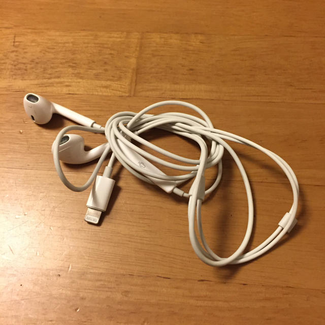 Apple(アップル)の(中古品) Apple 純正品 イヤフォン 7.8.X対応 スマホ/家電/カメラのオーディオ機器(ヘッドフォン/イヤフォン)の商品写真