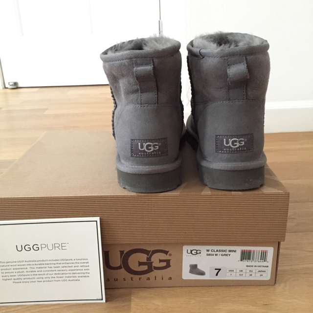 UGG(アグ)のアグUGGクラシックミニグレー24センチ レディースの靴/シューズ(ブーツ)の商品写真