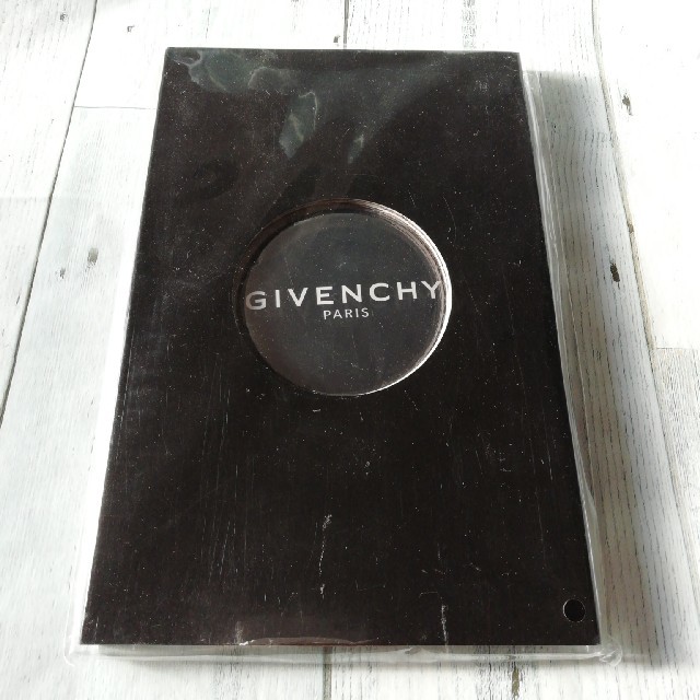 GIVENCHY(ジバンシィ)のGIVENCHY 缶バッチ 缶バッチ 非売品 付録 ジバンシー レディースのファッション小物(その他)の商品写真