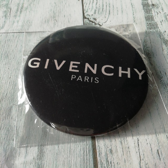 GIVENCHY(ジバンシィ)のGIVENCHY 缶バッチ 缶バッチ 非売品 付録 ジバンシー レディースのファッション小物(その他)の商品写真