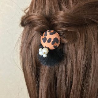 ヒョウ柄カボションファーパールポニーフック(ヘアアクセサリー)