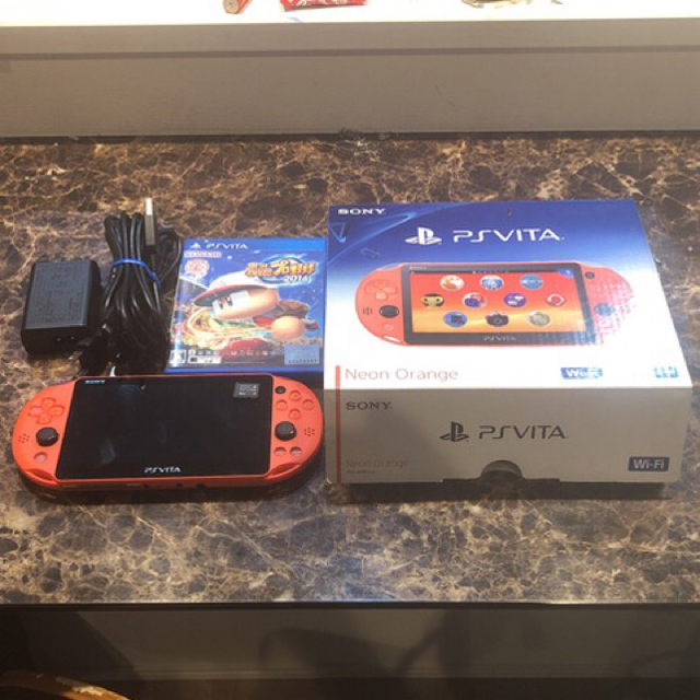 PlayStation Vita(プレイステーションヴィータ)のPlayStation®Vita（PCH-2000シリーズ） Wi-Fi美品 エンタメ/ホビーのゲームソフト/ゲーム機本体(家庭用ゲーム機本体)の商品写真