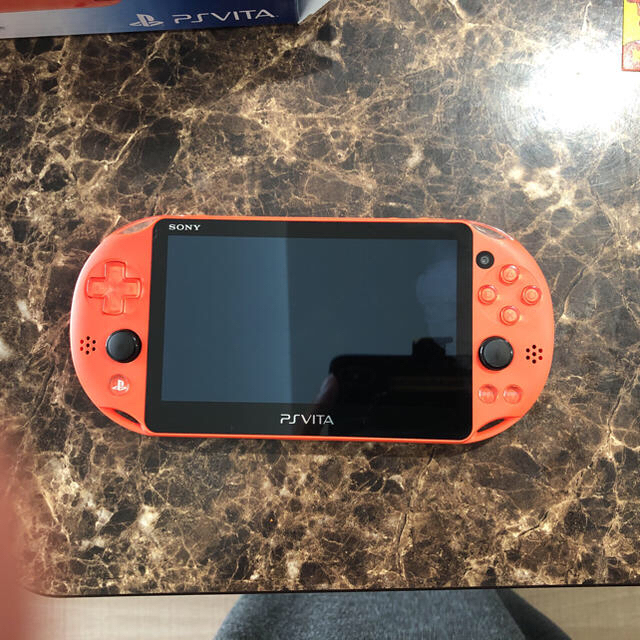 PlayStation Vita(プレイステーションヴィータ)のPlayStation®Vita（PCH-2000シリーズ） Wi-Fi美品 エンタメ/ホビーのゲームソフト/ゲーム機本体(家庭用ゲーム機本体)の商品写真