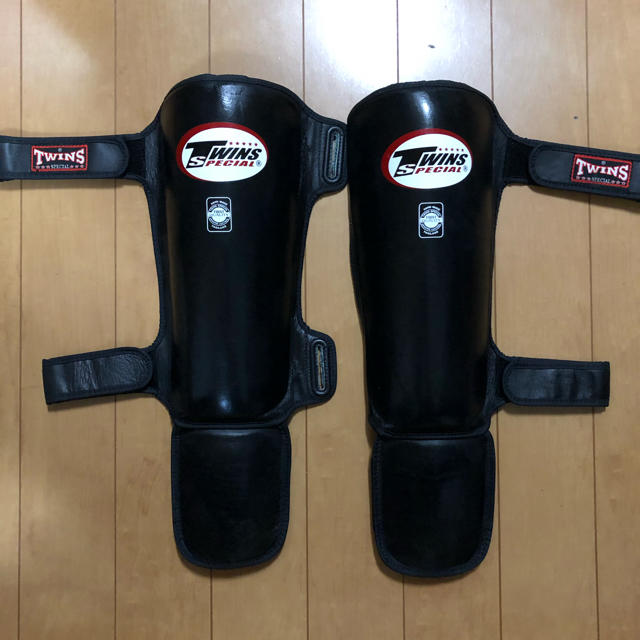 TWINS ツインズ レガース Mサイズ おまけ付き スポーツ/アウトドアのスポーツ/アウトドア その他(格闘技/プロレス)の商品写真