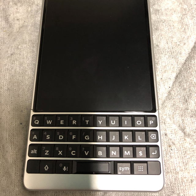 ANDROID(アンドロイド)のblackberry key2 64GB シルバー 国内版 スマホ/家電/カメラのスマートフォン/携帯電話(スマートフォン本体)の商品写真