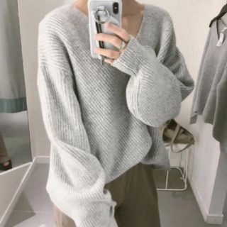 エイチアンドエム(H&M)の値下げ！h&m vネックセーター　acne　デボラ風ニット(ニット/セーター)