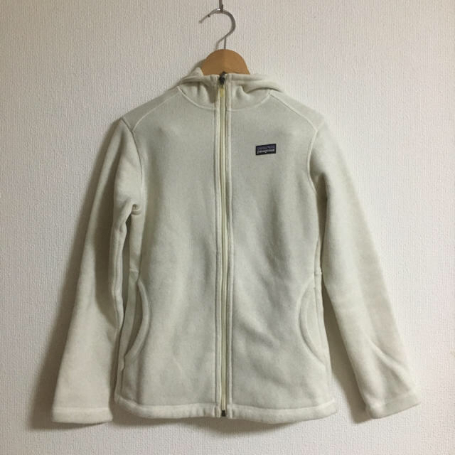 patagonia(パタゴニア)の値下げ！パタゴニア フリースパーカー  GIRL's Lサイズ 女性Sサイズ相当 キッズ/ベビー/マタニティのキッズ服女の子用(90cm~)(ジャケット/上着)の商品写真