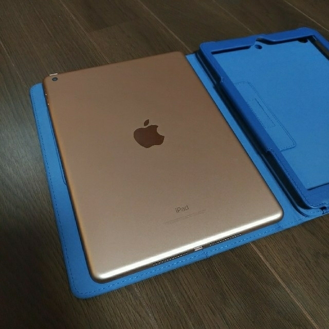 iPad(アイパッド)のipad2018 32GB ほぼ新品　ケース＋フィルター付 スマホ/家電/カメラのPC/タブレット(タブレット)の商品写真