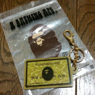 アベイシングエイプ(A BATHING APE)の【新品】BAPE会員限定ｺﾞｰﾙﾄﾞｶｰﾄﾞ型ｷｰﾎﾙﾀﾞｰ(キーホルダー)