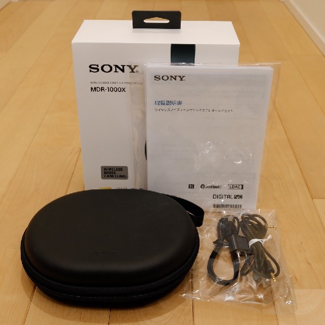 SONY(ソニー)の美品 ソニー SONY MDR-1000X ブラック マグネット式フック付き スマホ/家電/カメラのオーディオ機器(ヘッドフォン/イヤフォン)の商品写真