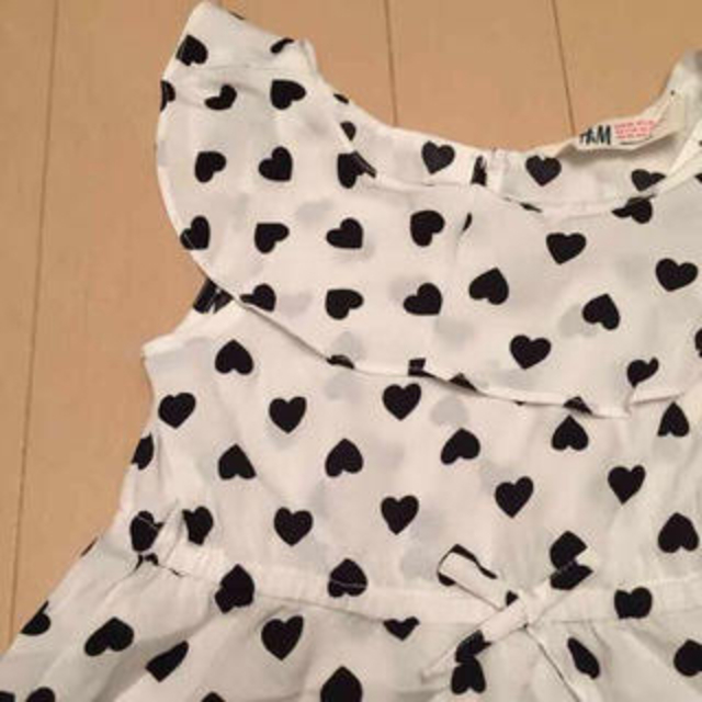 H&M(エイチアンドエム)のH&M kidsハート柄ワンピース キッズ/ベビー/マタニティのキッズ服女の子用(90cm~)(その他)の商品写真