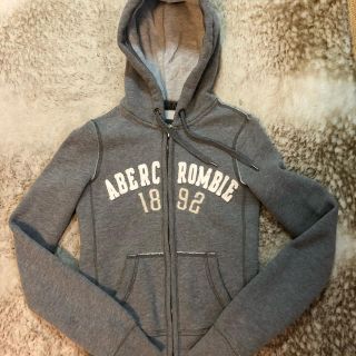 アバクロンビーアンドフィッチ(Abercrombie&Fitch)のアバクロンビー&フィッチ  厚手  グレー  パーカー  XS セール価格(パーカー)