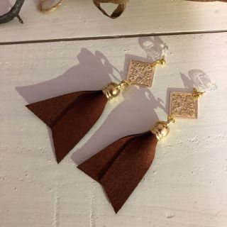 ブラウン シンプル タッセル イヤリング  ピアス ハンドメイド(イヤリング)