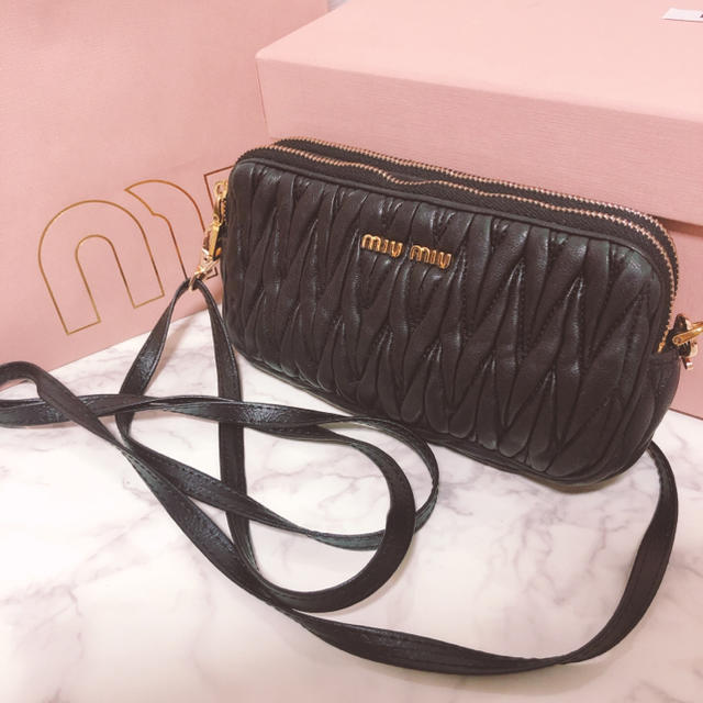 miumiu マトラッセ ポシェット ショルダーバッグ約9cm幅